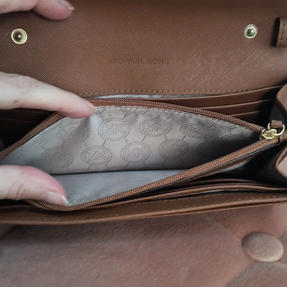 Michael Kors Jet Set Large Wallet - Picture 10 of 13